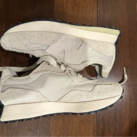 Brand New New Balance 327 - Picture 3 of 5